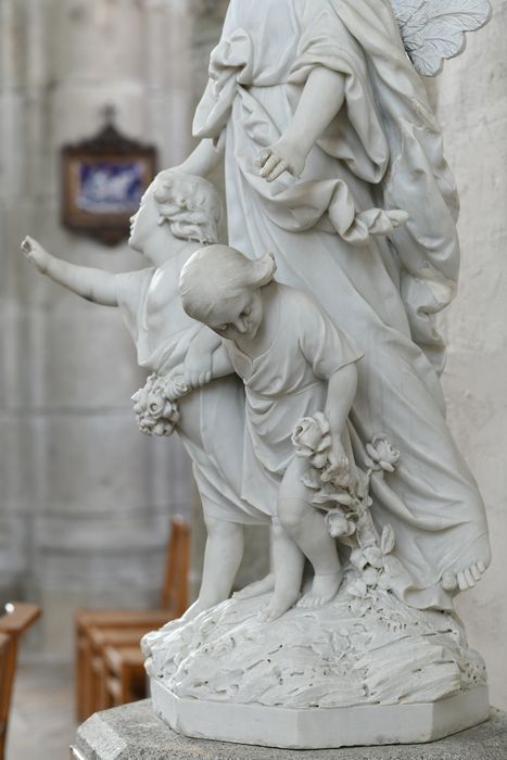 groupe sculpté : Ange gardien conduisant les âmes, vue partielle