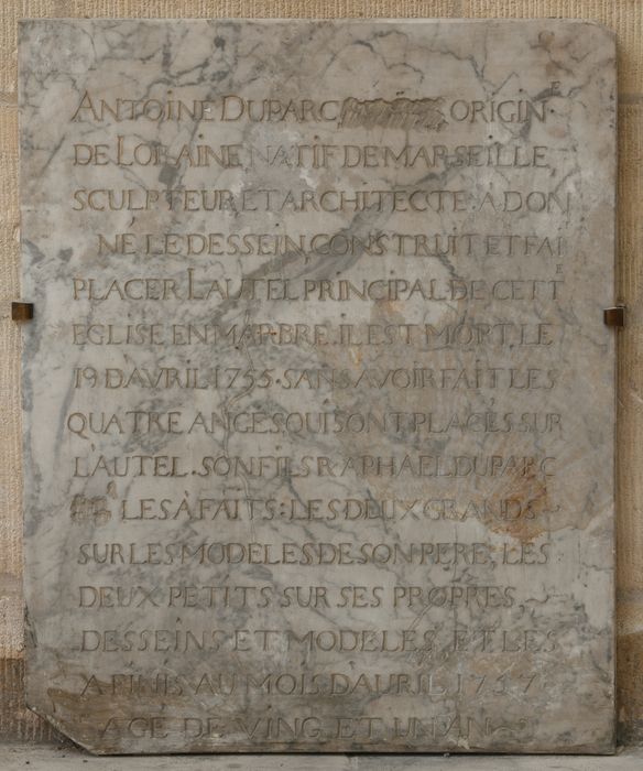 maître-autel, détail de la plaque commémorative