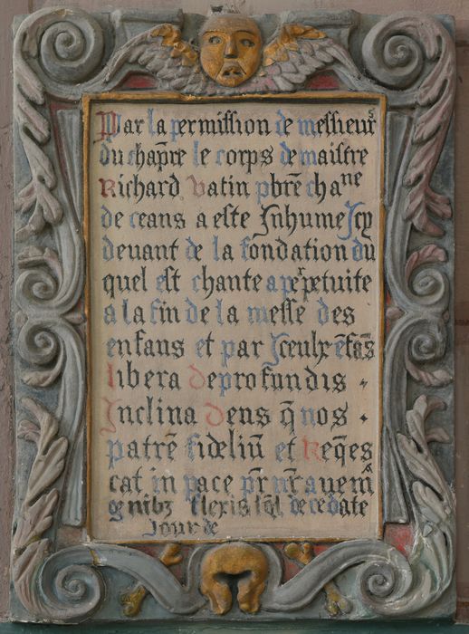 plaque funéraire de Richard Vatin, prêtre et chanoine de Coutances, et son cadre