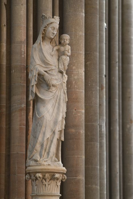 statue (grandeur nature) : Vierge à l'Enfant