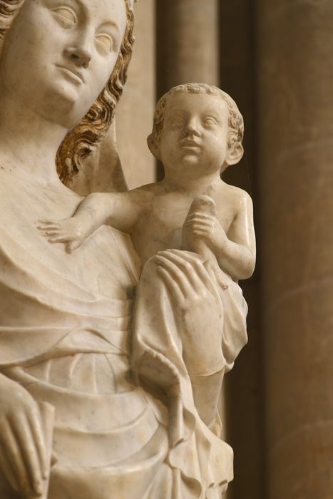statue (grandeur nature) : Vierge à l'Enfant, détail