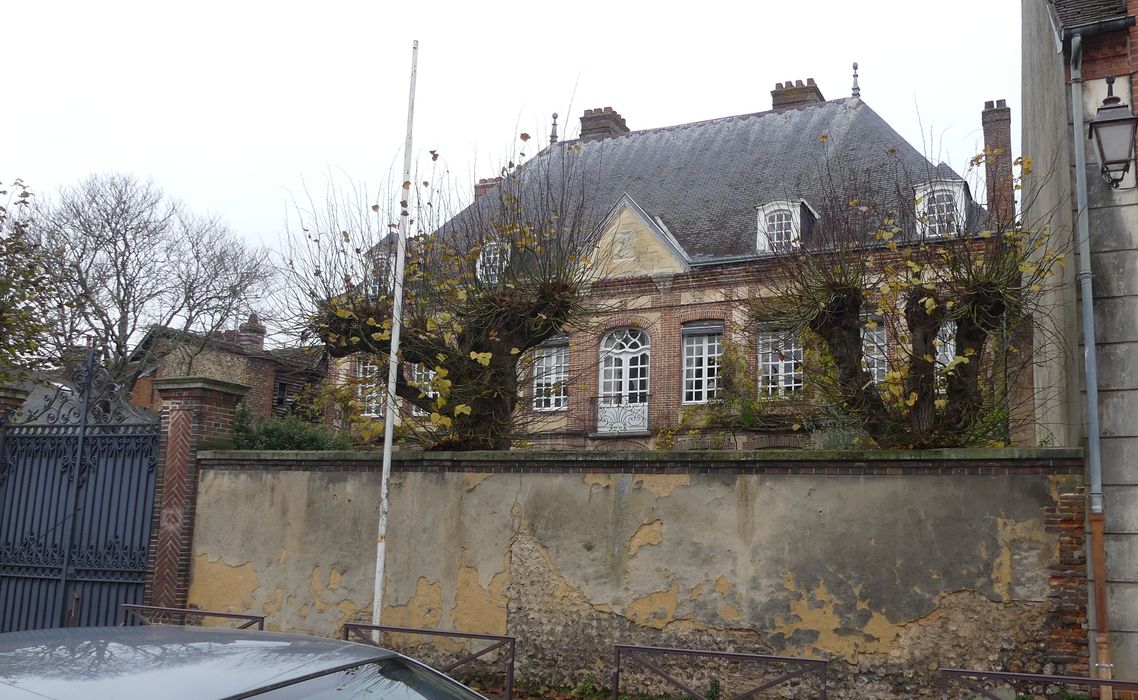 façade sur jardin, vue partielle