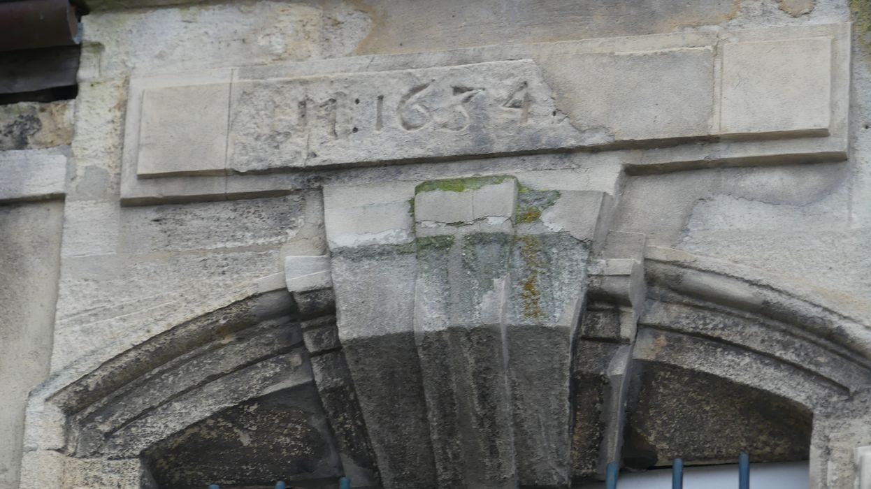 façade sur rue, détail d’une date