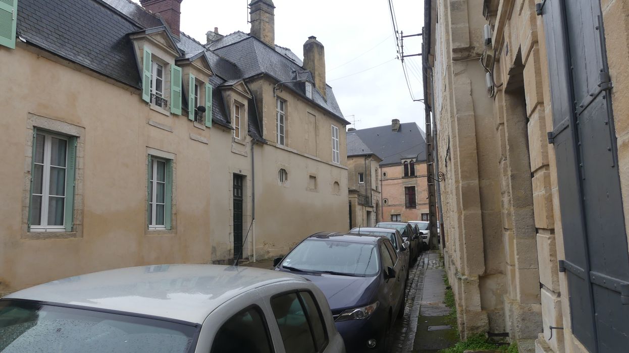 façade sur rue, vue partielle