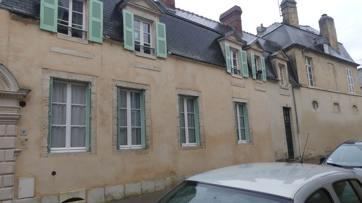 façade sur rue, vue partielle