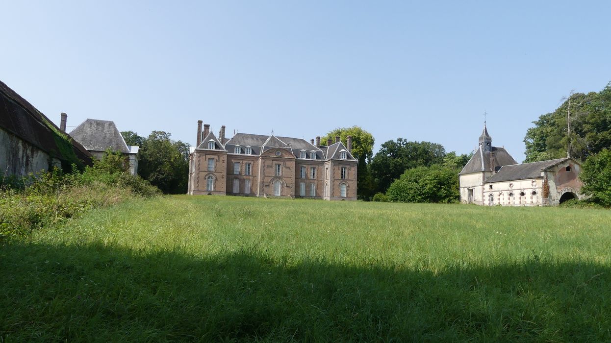 vue générale du château dans son environnement depuis l’Est