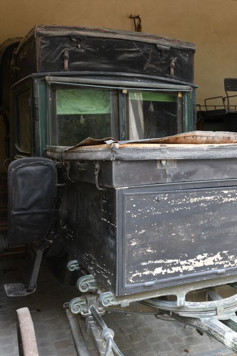 voiture hippomobile : coupé de poste dit dormeuse, vue partielle