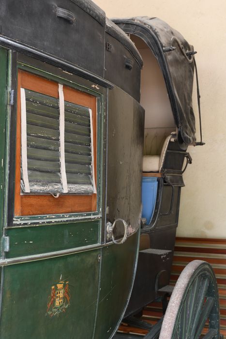 voiture hippomobile : coupé de poste dit dormeuse, vue partielle