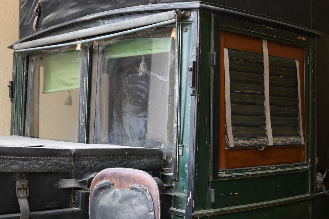 voiture hippomobile : coupé de poste dit dormeuse, vue partielle