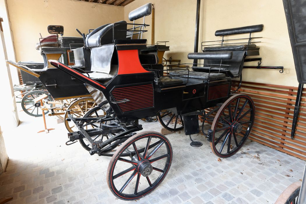 Série de six grands breaks de chasse dits breaks réglementaires des haras