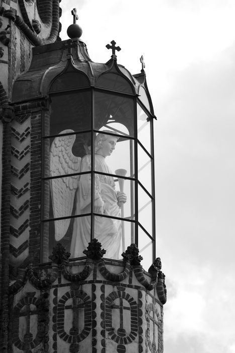 clocher, détail d’une des statues d’angle