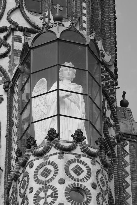 clocher, détail d’une des statues d’angle
