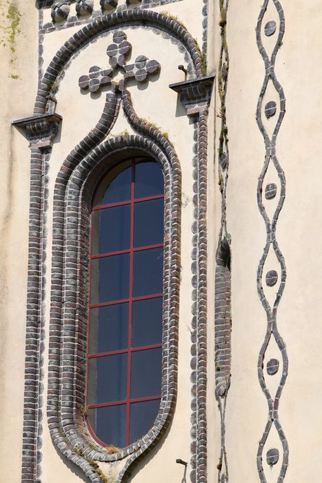 clocher, détail d’une baie et de son décor