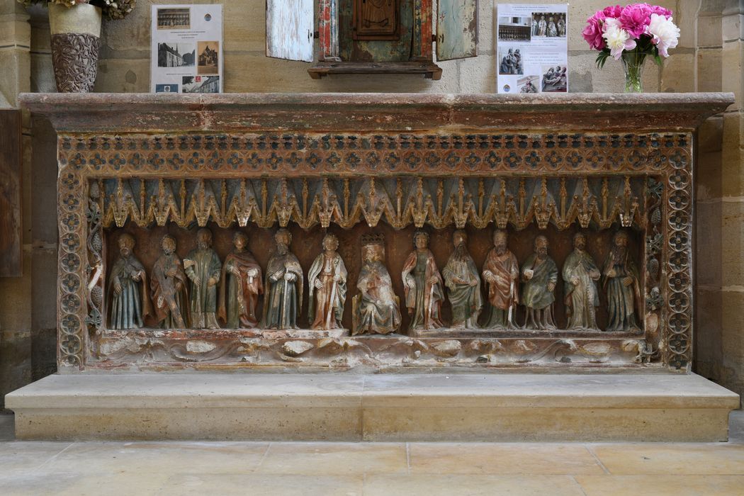 bas-relief : Le Christ entouré des douze apôtres