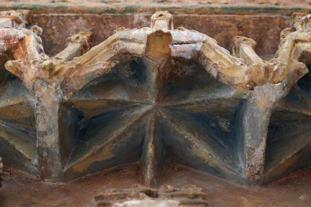 bas-relief : Le Christ entouré des douze apôtres, détail de l’encadrement