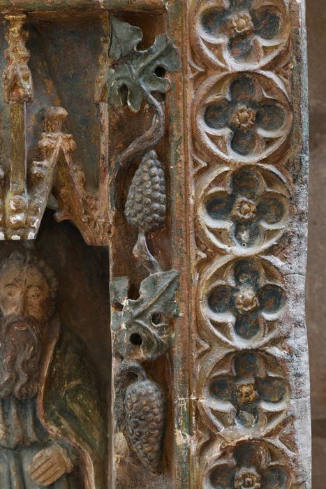 bas-relief : Le Christ entouré des douze apôtres, détail de l’encadrement