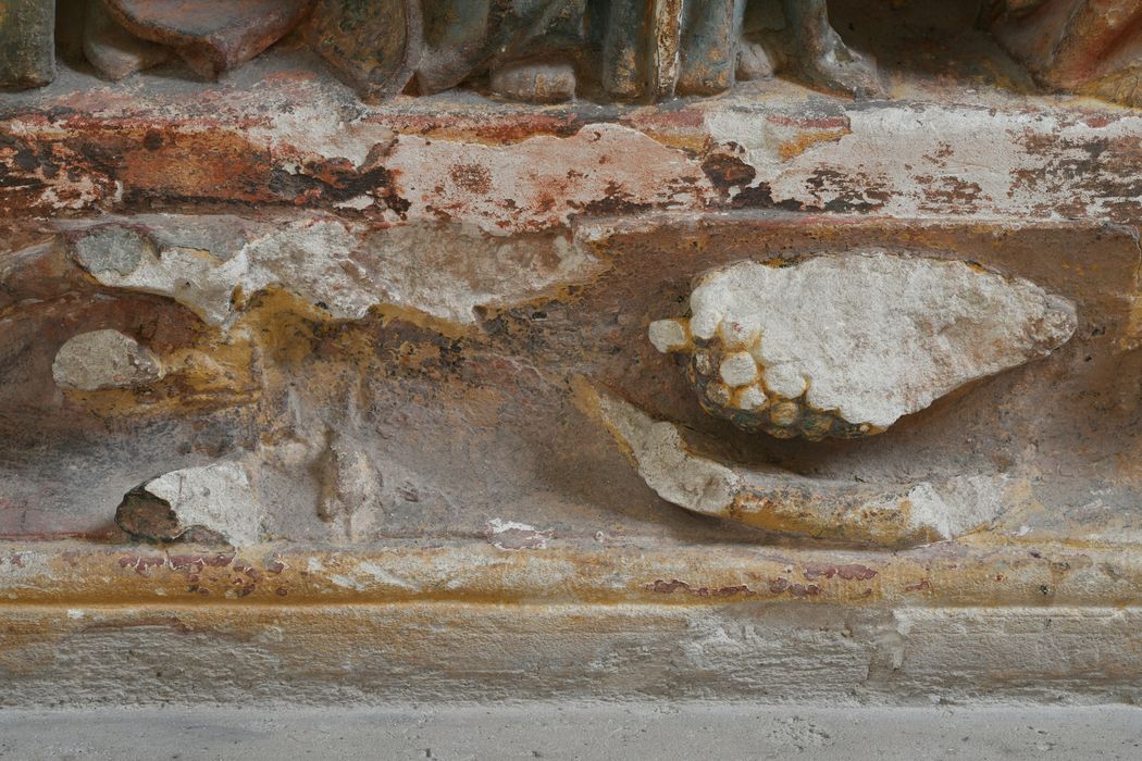 bas-relief : Le Christ entouré des douze apôtres, détail de l’encadrement