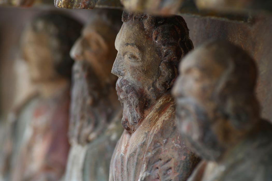 bas-relief : Le Christ entouré des douze apôtres, détail d’une statuette