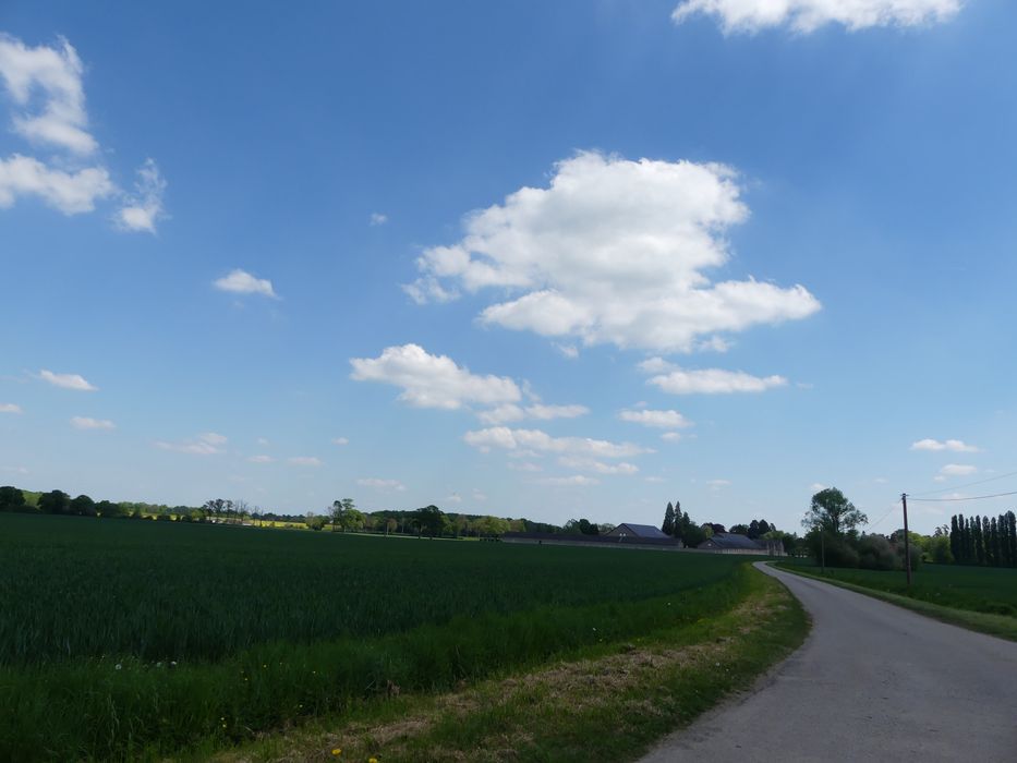 vue générale de la ferme dans son environnement depuis l’Ouest
