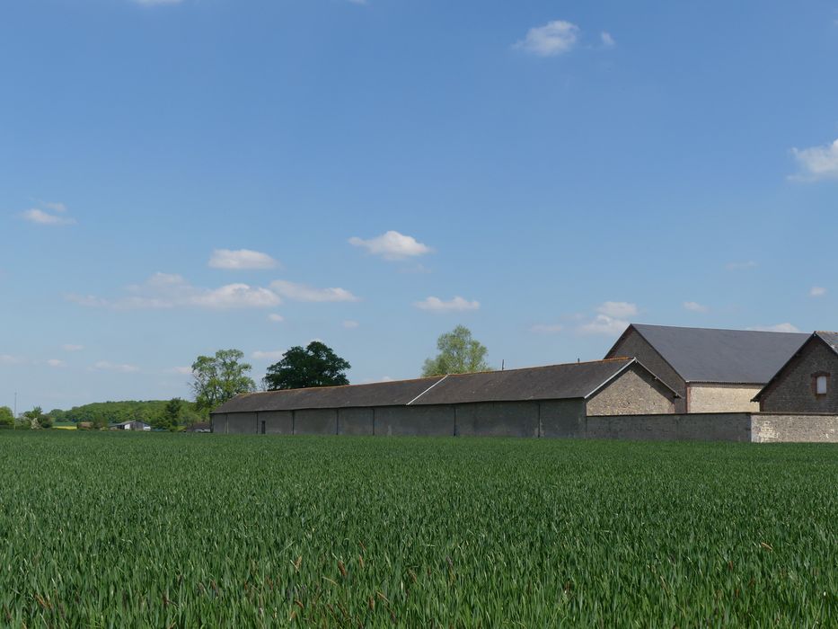 bâtiments fermant la ferme à l’Ouest