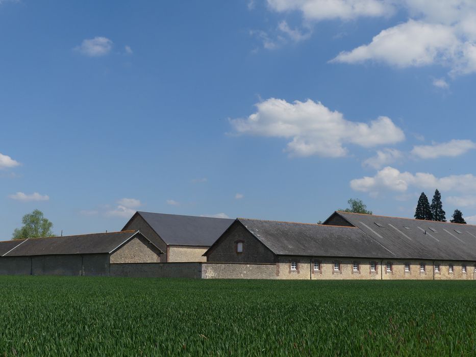 bâtiments fermant la ferme à l’Ouest et au Sud, vue partielle