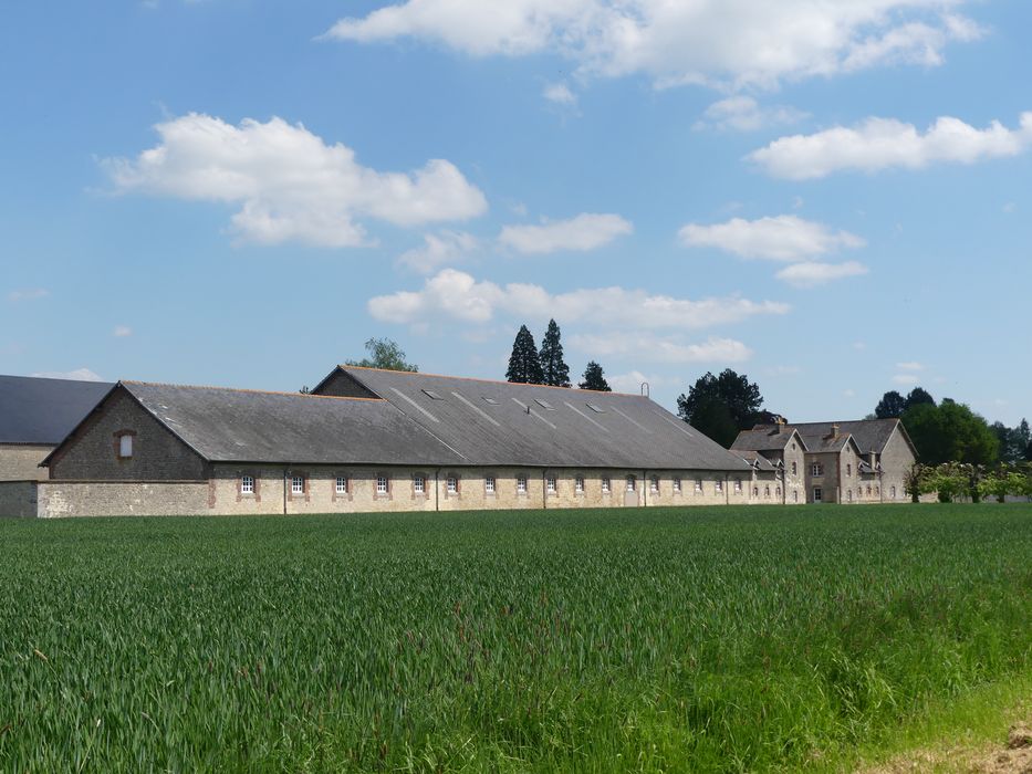 bâtiments fermant la ferme au Sud