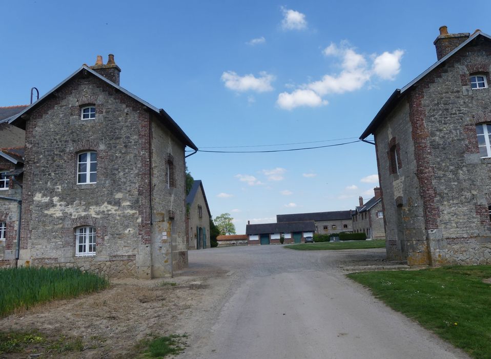 pavillons encadrant l’accès