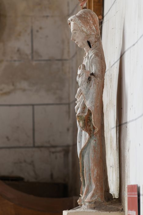 statue : Sainte femme, profil gauche