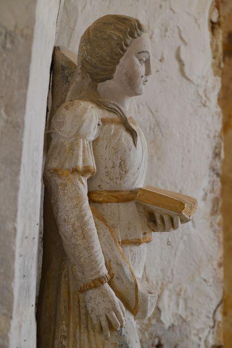 statue : Sainte Barbe, profil droit, vue partielle