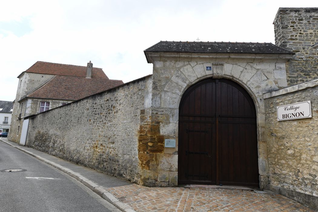 portail d’accès sur rue à la cour