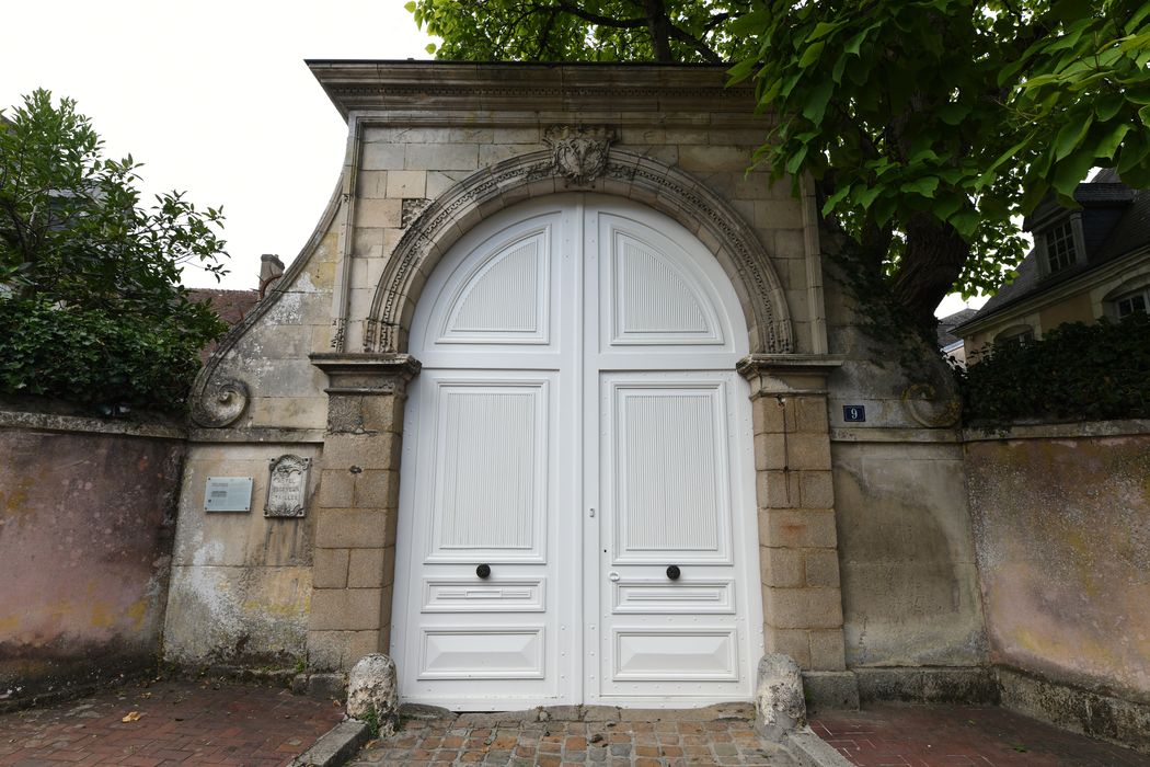 portail d’accès monumental sur rue à la cour d’honneur