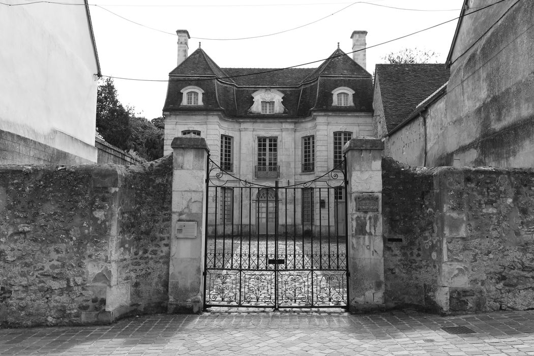 grille d’accès nord sur rue à la cour d’honneur