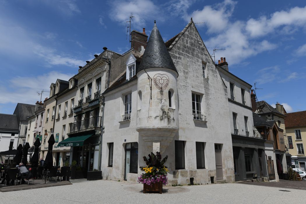 façades sud et ouest sur la place
