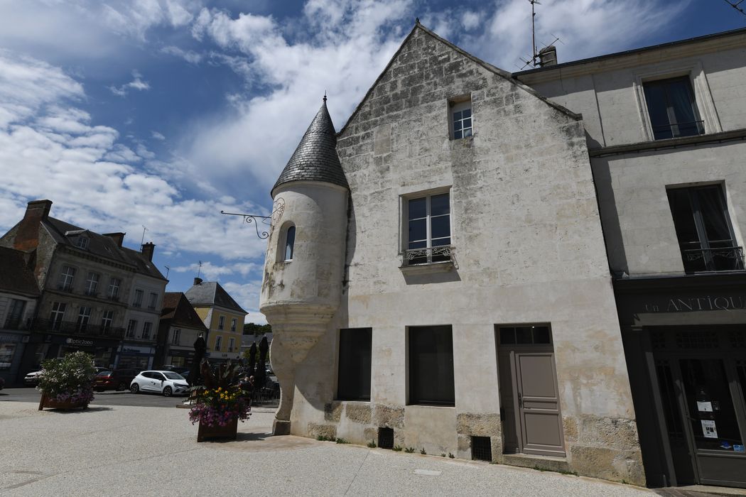 façade sud sur la place