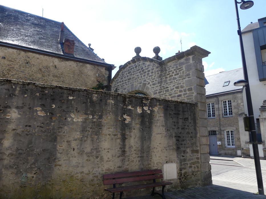 vue partielle du revers du porche d’accès sur rue à la cour intérieure