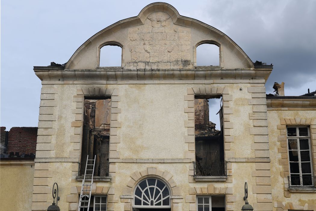 façade sud-ouest, vue partielle (avant-corps nord)