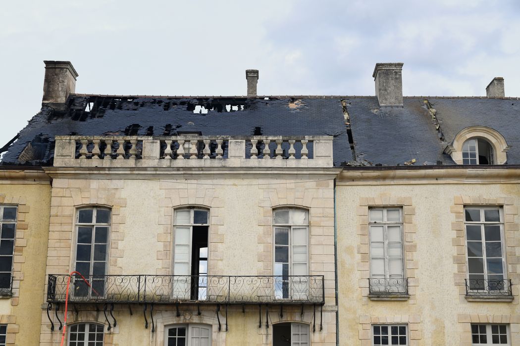 façade sud-ouest, vue partielle (avant-corps central)