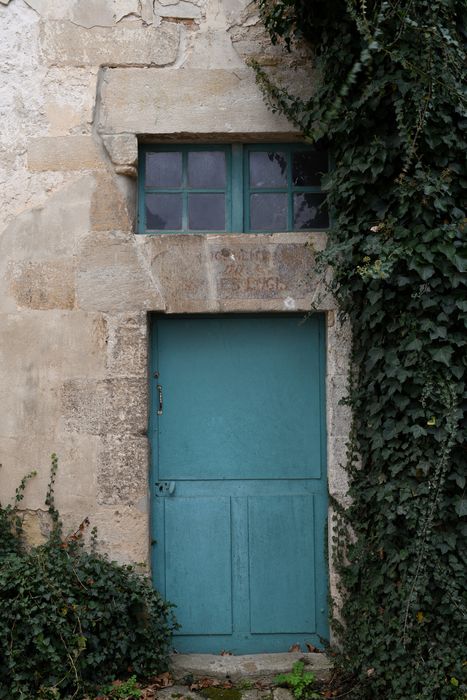 façade nord-est, porte d’accès centrale