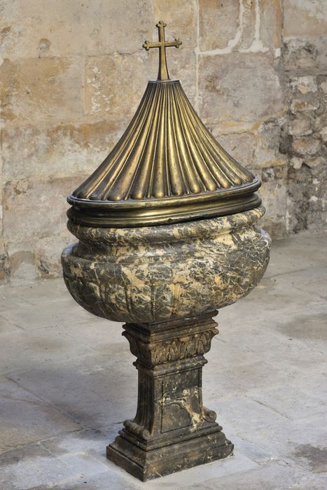 fonts baptismaux et leur couvercle de style Louis XVI