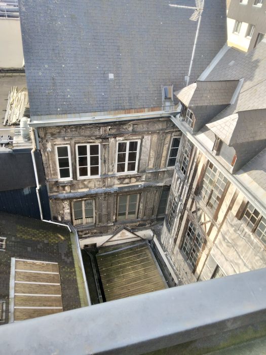 façades sur cour, vue partielle