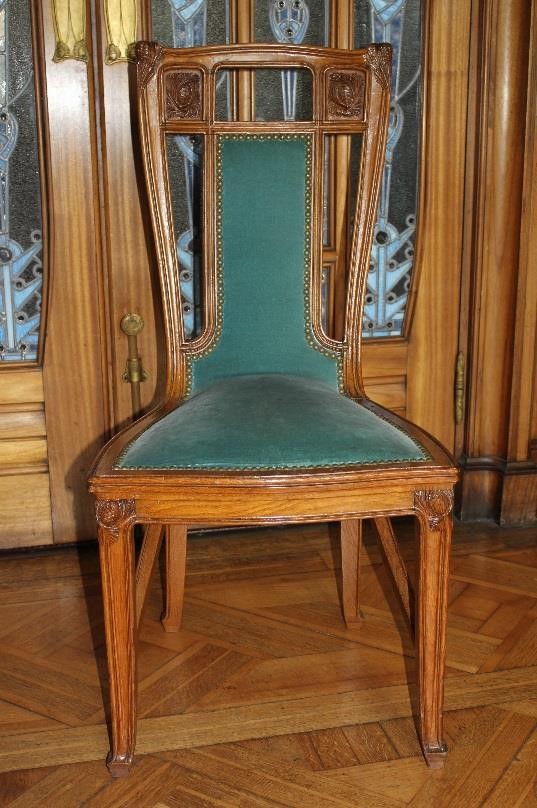 chaise (décor pommes de pin), couleur bleue - © Ministère de la Culture (France), Direction Régionale des Affaires Culturelles d'Île-de-France – Tous droits réservés