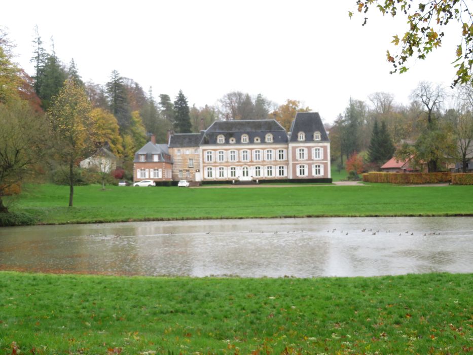 vue générale du château dans son environnement depuis le Nord-Ouest