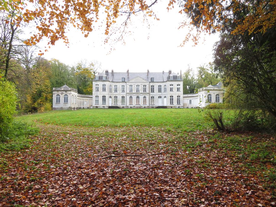 vue générale du château dans son environnement depuis le Nord-Ouest