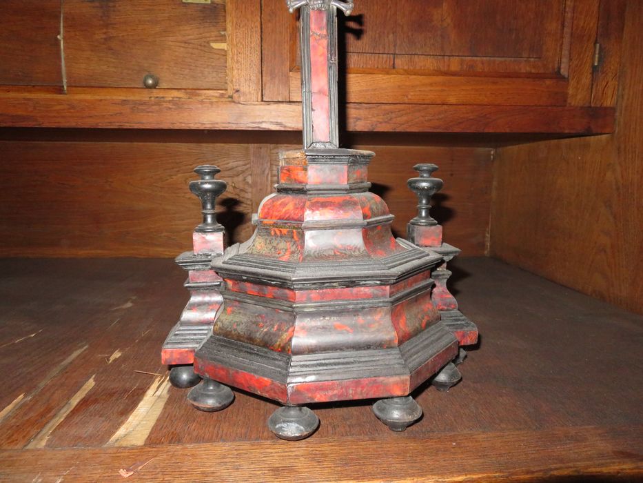 croix d'autel, détail - © Ministère de la Culture (France), Direction Régionale des Affaires Culturelles des Hauts-de-France – Tous droits réservés 