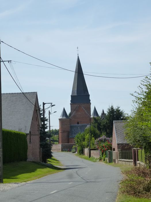 vue partielle de l'église dans son environnement depuis l'Est