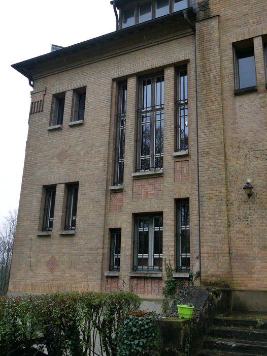façade nord-est, vue partielle