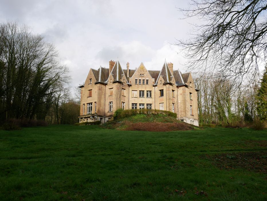 vue générale du château dans son environnement depuis le Sud-Ouest