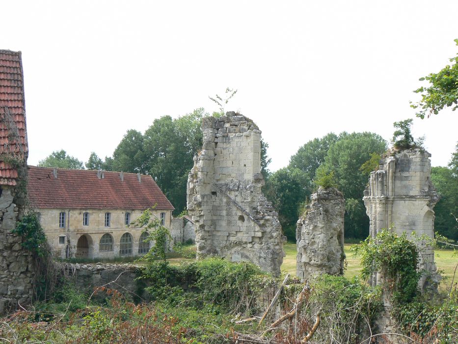 vestiges de l’ancienne église abbatiale situés à l’Est de l’ancien cloître