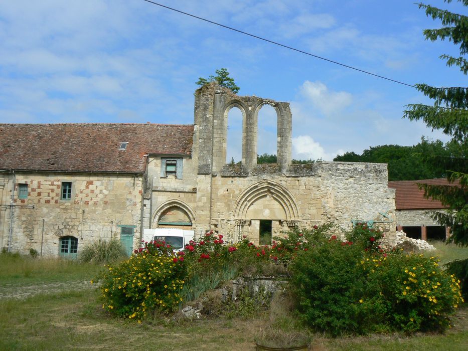 vestiges de l’ancienne église abbatiale, façade ouest