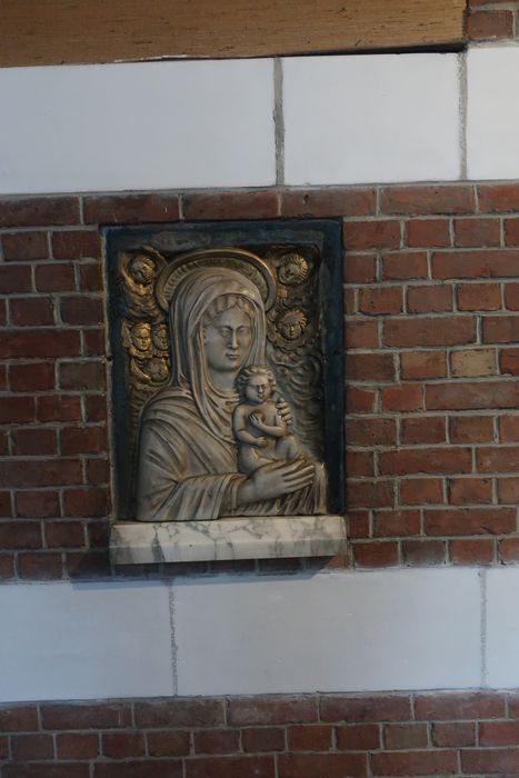 rez-de-chaussée, vestibule, détail d’un bas-relief : Vierge à l’Enfant